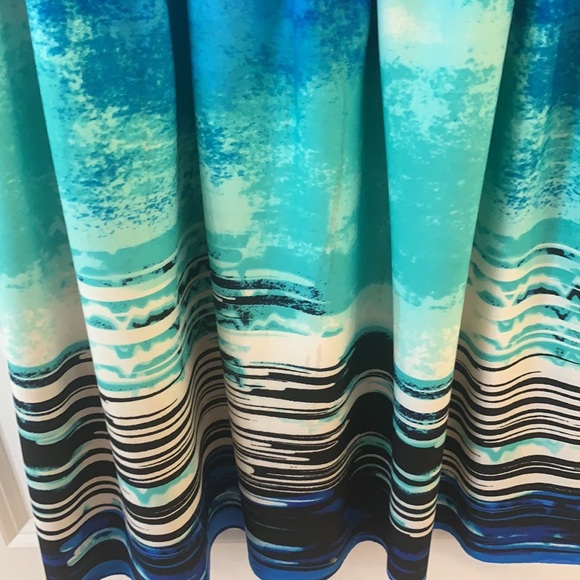 Mid length dress - Picture 3 of 6